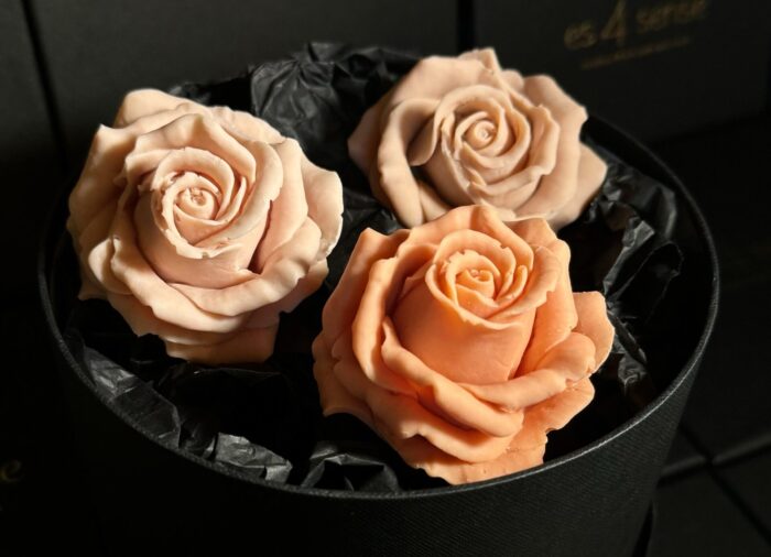 Caja redonda con 3 rosas