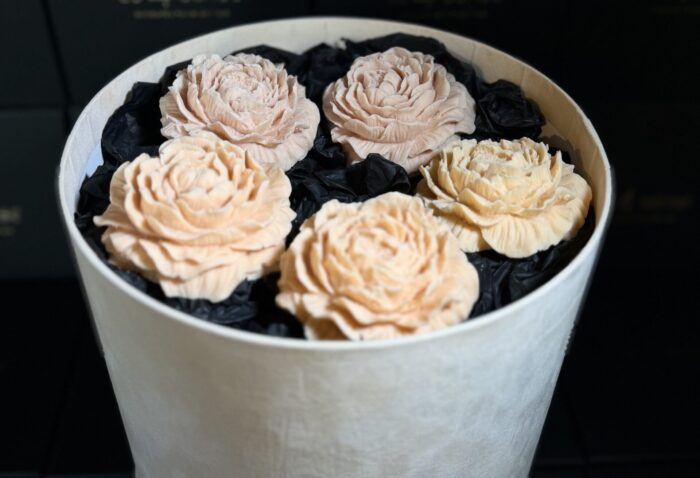 Caja beige con 5 peonías